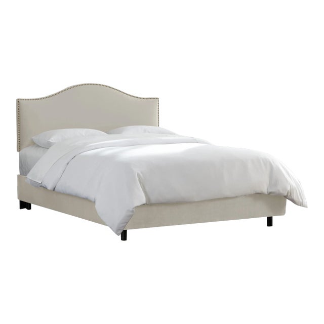 Riley Bed in Light Grey Classic Linen, California King For Sale