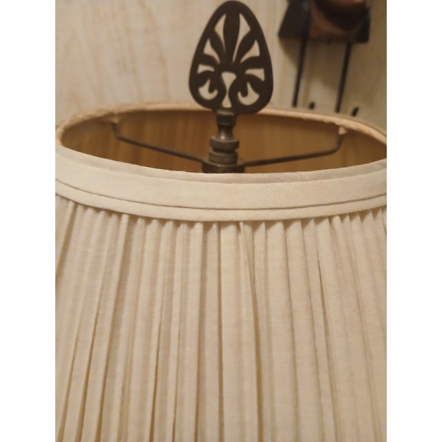 Chinoiserie 1970s Hollywood Regency Brass and Glass Ginger Jar Painted Lilies Table Lamp For Sale - Image 3 of 8