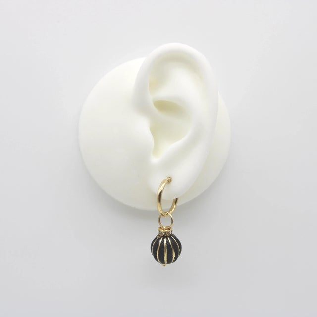 These 14k gold black enamel bead charms look great on a chain or charm bracelet—and also make perfect earring enhancers....