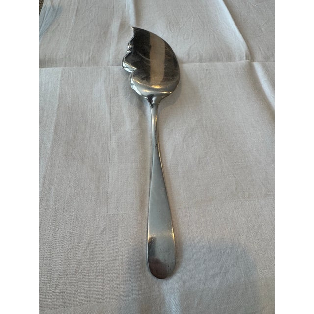 Vintage S. Kirk & Sons Sterling Silver “Repousse” Fish Server. For Sale - Image 4 of 5