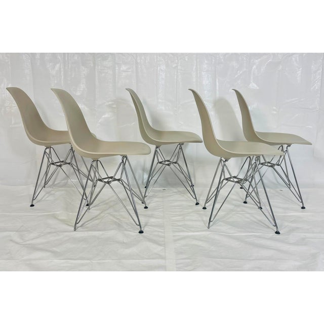 Metal Set of Five Charles & Ray Eames Molded Shell Chairs for Herman Miller, Usa 2016 For Sale - Image 7 of 18