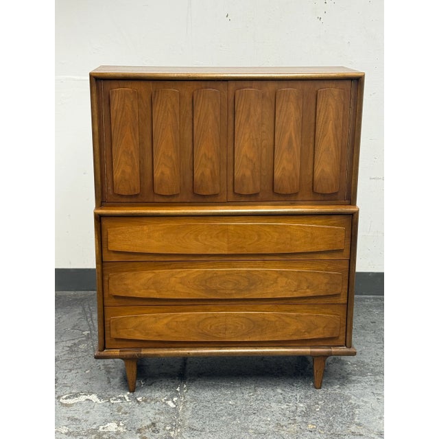 Mid-Century Modern Mid 20th Century American of Martinsville Gentleman Chest of Drawers For Sale - Image 3 of 12