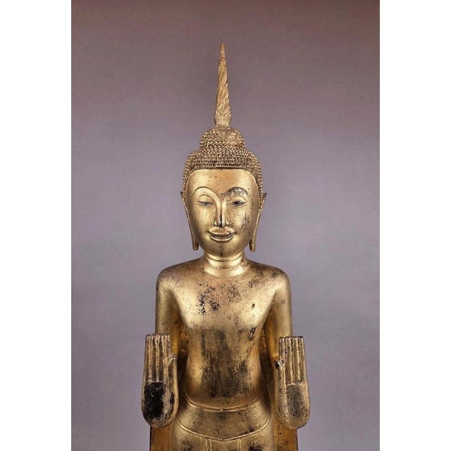 Large gilded wooden Buddha, Siam, 18th century Wear consistent with age and use Measures : Width : 25 cm ( 9.84 inch)...