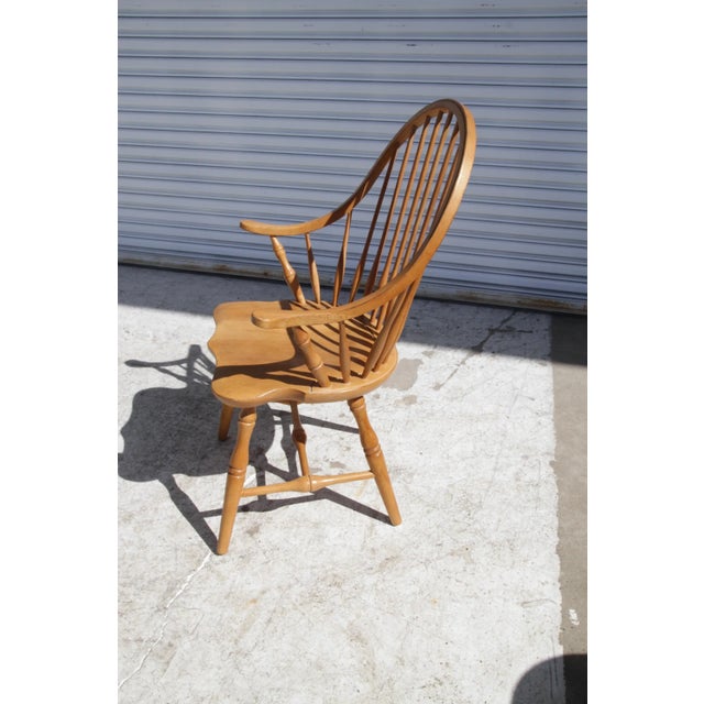 Late 20th Century Amish Continuous Arm Windsor Chair in Maple. For Sale - Image 4 of 10