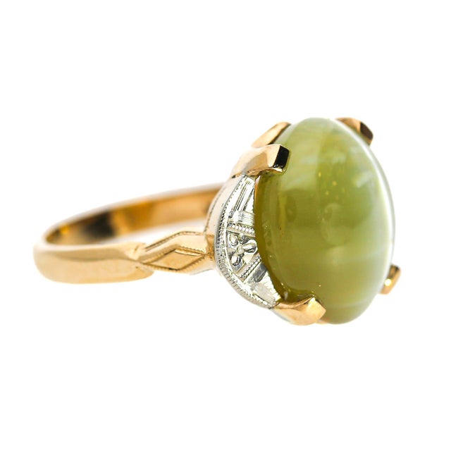 Art Deco Mid 20th Century Gia Certified 9.46 Carat Green Cats Eye Chrysoberyl 14k Gold Art Deco Ring, Size 6.5 For Sale - Image 3 of 10