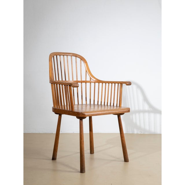 Particular chair of uncertain manufacture, but probably Scandinavian, which recalls the style of English Windsor chairs...