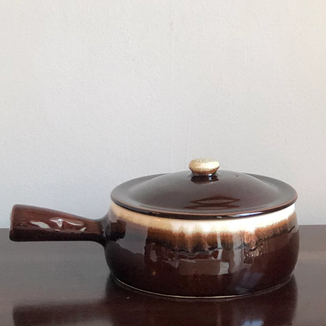 Offering a beautiful mid-20th century covered stoneware casserole dish with handle. A wonderful size, being neither too...