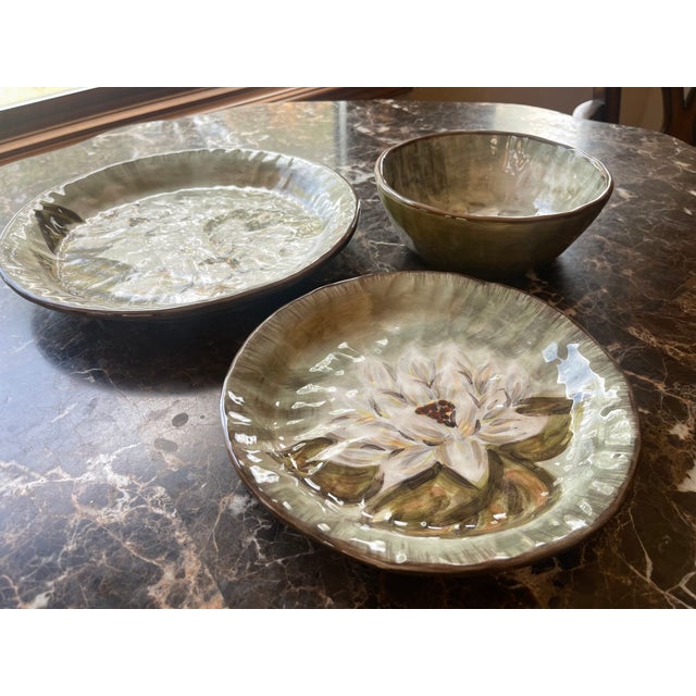 Ceramic 1970s Plates and Bowls With White Flowers & Green Leaves From Hand-Painted Collection - Set of 12 For Sale - Image 7 of 8