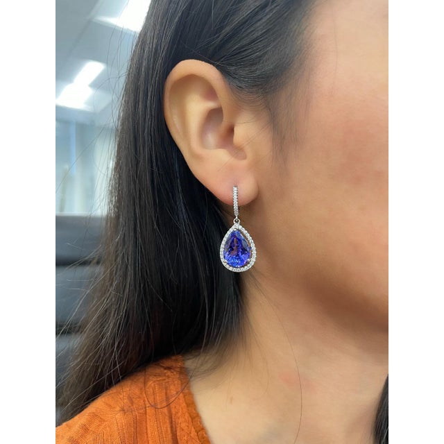 These 12.65 ct natural tanzanite earrings are a great addition to any wardrobe. Set in 18k white gold, they have 0.98 ct...