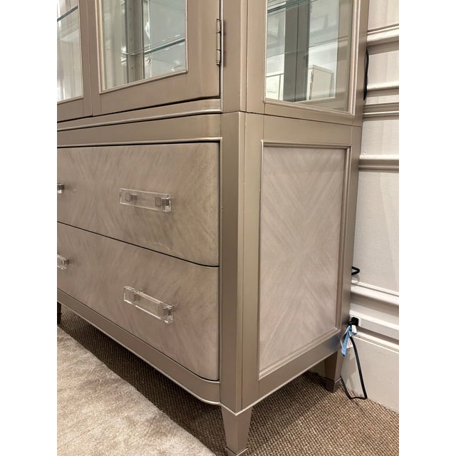 2020s Pulaski Furniture Champagne Display Cabinet. For Sale - Image 5 of 9