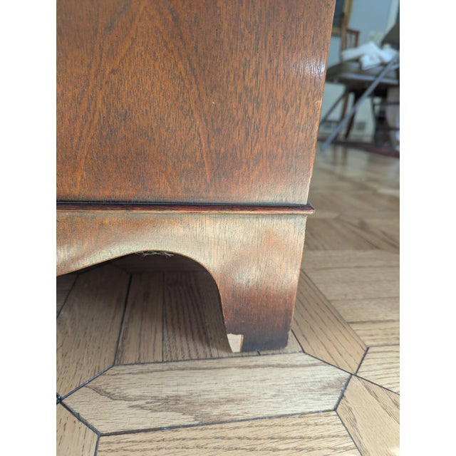 Wood Late 20th Century Baker Bow Front Banded Top & 4 Drawers Pull Out Desk Bachelor Chest Dresser For Sale - Image 7 of 10
