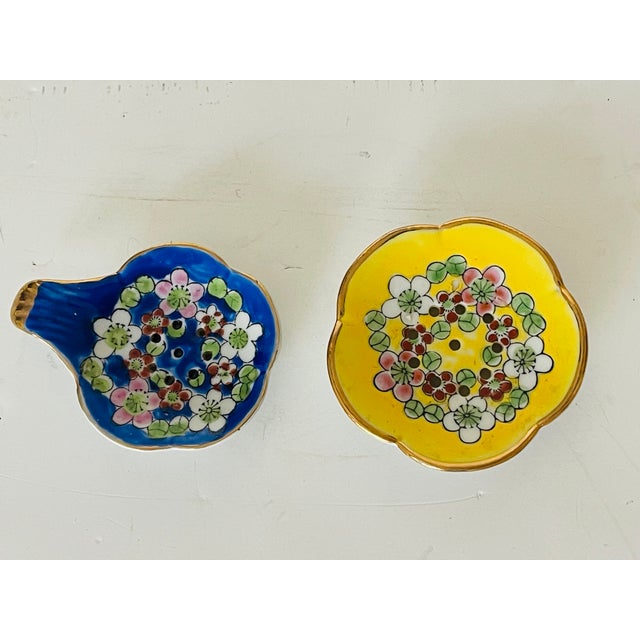 1900 - 1909 Antique Chinese Qing Dynasty Polychrome Tea Strainers - Pair For Sale - Image 5 of 5