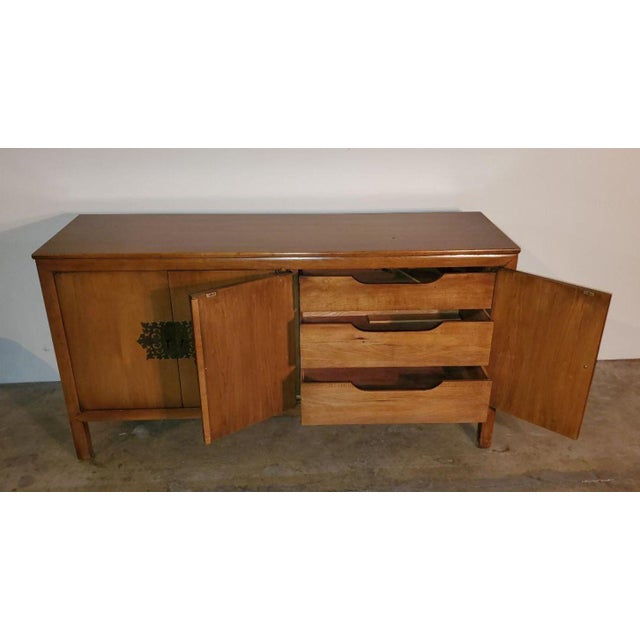Mid-Century Modern 1960s Vintage Mid-Century Maple Buffet Credenza With Ornate Brass Key Knobs For Sale - Image 3 of 13