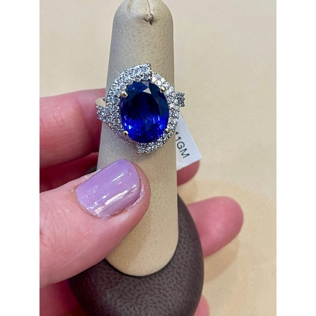 8.5 Carat Oval Tanzanite and 2 Carat Diamond Ring 18 Karat White Gold, Estat For Sale - Image 13 of 18