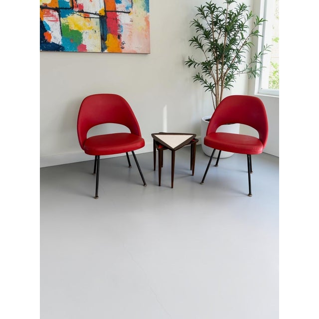 1950s Eero Saarinen for Knoll Executive Side Chairs in Red Vinyl - Pair For Sale - Image 6 of 14