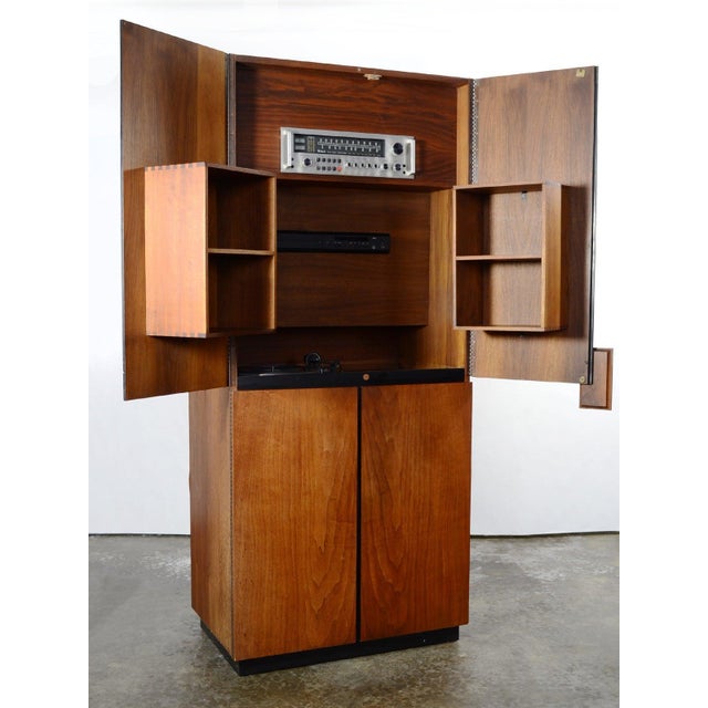 Mid-Century Modern Richard Thompson Stereo Cabinet / Bar by Glenn of California For Sale - Image 3 of 10