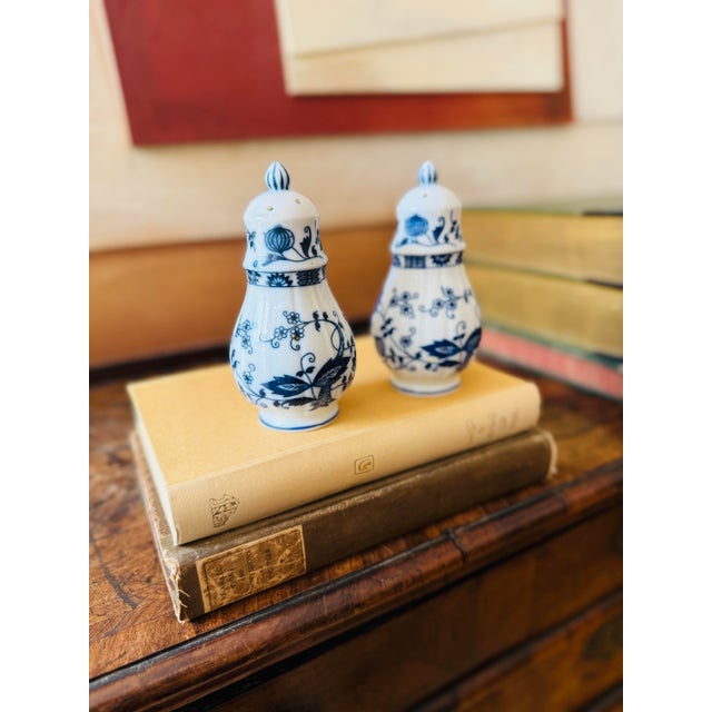 A beautiful pair of vintage Blue Danube salt and pepper shakers featuring the iconic Blue Onion pattern in classic cobalt...