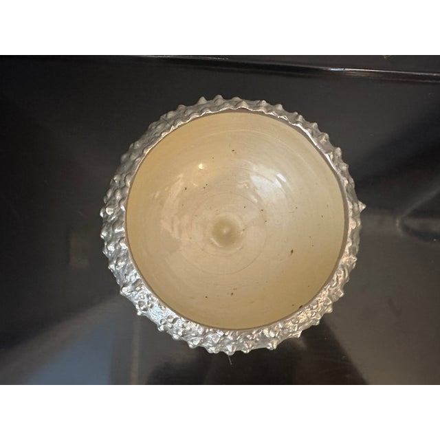 This is a beautiful Michael Aram Ocean Series Sea Urchin Nut Bowl. The bowl is made from ceramic and porcelain with a...