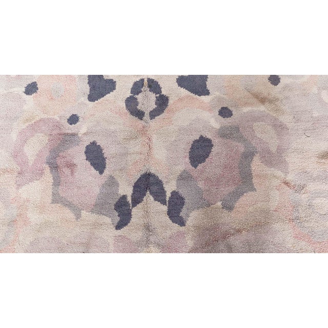 Art Deco Doris Leslie Blau Vintage French Art Deco Floral Light Gray Hand-Knotted Rug For Sale - Image 3 of 10