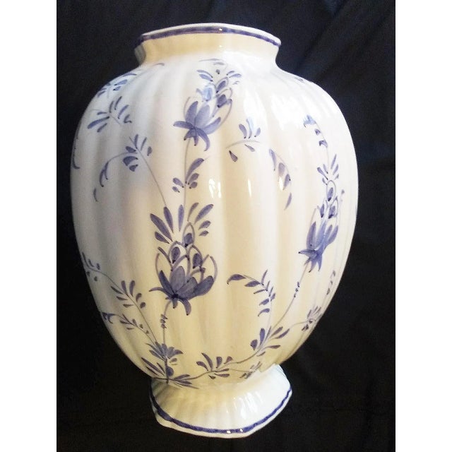 Traditional Vintage Blue & White Italian Urn For Sale - Image 3 of 9