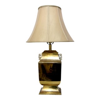 Mid-Century Hollywood Regency Chinoiserie Brass Table Lamp With Greek Key Handles For Sale
