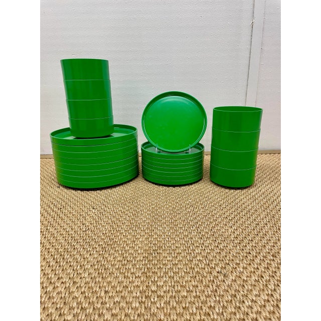 Mid-Century Modern 1960s Vintage Kelly Green Massimo Vignelli for Heller Dinnerware - Set of 24 For Sale - Image 3 of 5