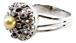 White Gold Ring with Diamond Chips