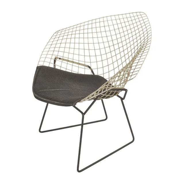 White Diamond Chair attributed to Harry Bertoia for Knoll, in Good conditions. Designed 1960 to 1969 This piece is...