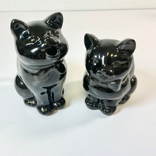 American 1950s Vintage Americana Boho Chic Majolica Black Cat Cream and Sugar - Set of 2, Halloween. For Sale - Image 3 of 13