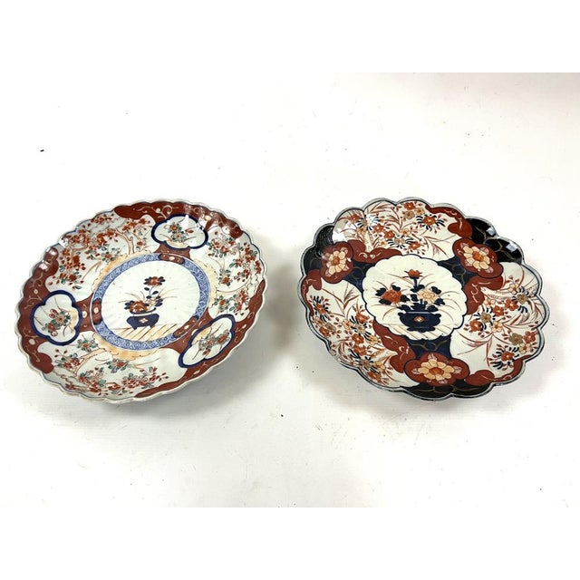 Superb pair of Imari porcelain dishes, of Japanese origin and dating from the 19th century. These elegant dishes have a...