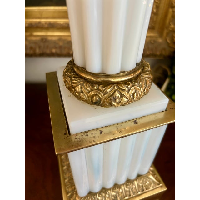 Early 20th Century French Neoclassical Fluted Opaline & Gilt Brass Lamp For Sale - Image 5 of 9