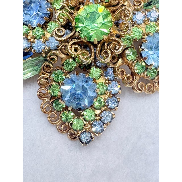 Blue Mid‑Century Hobé © Layered Gilt Filigree and Rhinestone Floral Spray Brooch For Sale - Image 8 of 10