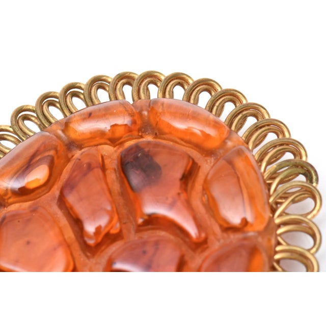 1930s Art Deco Orange Amber Brown Bakelite and Looped Brass Carved Oval Pin Brooch For Sale - Image 5 of 8