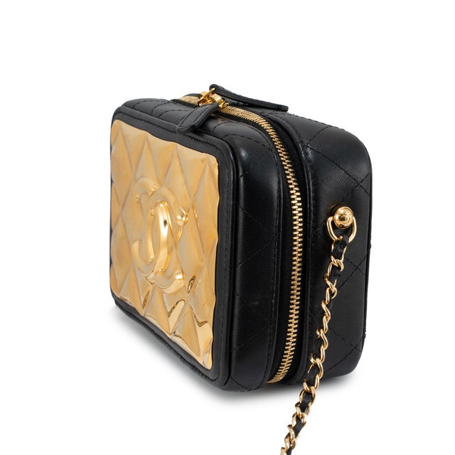 Modern Chanel CC Metal Plate Vanity Case Lambskin Gold-Tone Hardware Shoulder Bag For Sale - Image 3 of 13
