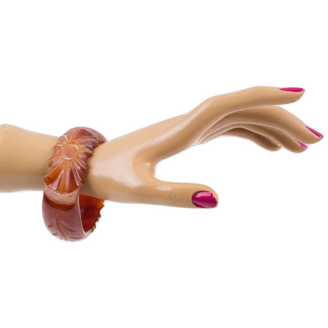 1940s Bakelite Carved Bracelet Bangle Red Tea Marble For Sale - Image 5 of 5