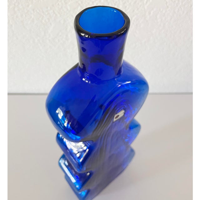 Funky, postmodern blown glass squiggle vase in a stunning deep cobalt blue. Design by Hank Adams for Blenko in the 1980s...