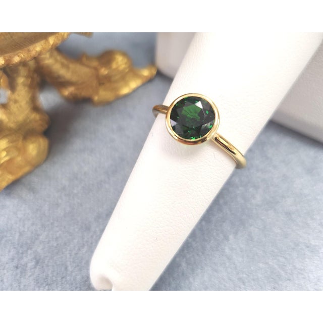 Contemporary 11k Yellow Gold 1.57 Carat Tsavorite Garnet Floating Bezel Set Solitaire Ring, Size 6.5 For Sale - Image 3 of 5