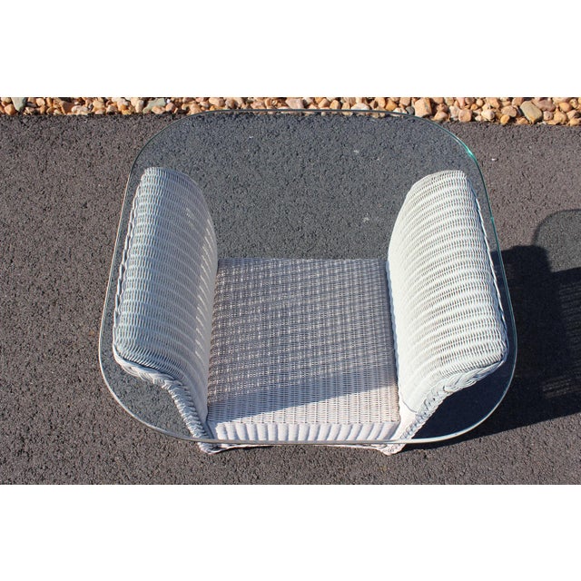 1980s Lloyd Loom Wicker Side Tables With Glass Tops—A Pair For Sale - Image 4 of 18