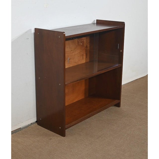 Crée par le designer Français Didier Rozaffy, cette bibliothèque vitrée, en placage d’acajou, comporte deux larges...