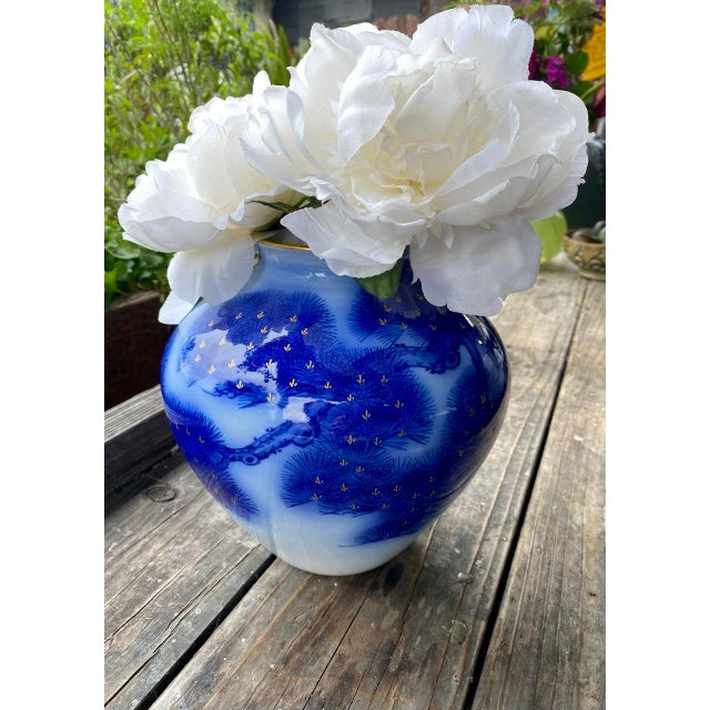 Mid 20th Century Mid 20th Century Koransha Japanese Porcelain Vase | Cobalt Blue Pine Design | Gold Accents For Sale - Image 5 of 15