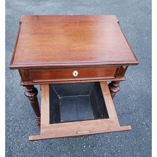 19th Century William and Mary Mahogany Two-Drawer Sewing Table or Side Table For Sale In Washington DC - Image 6 of 11