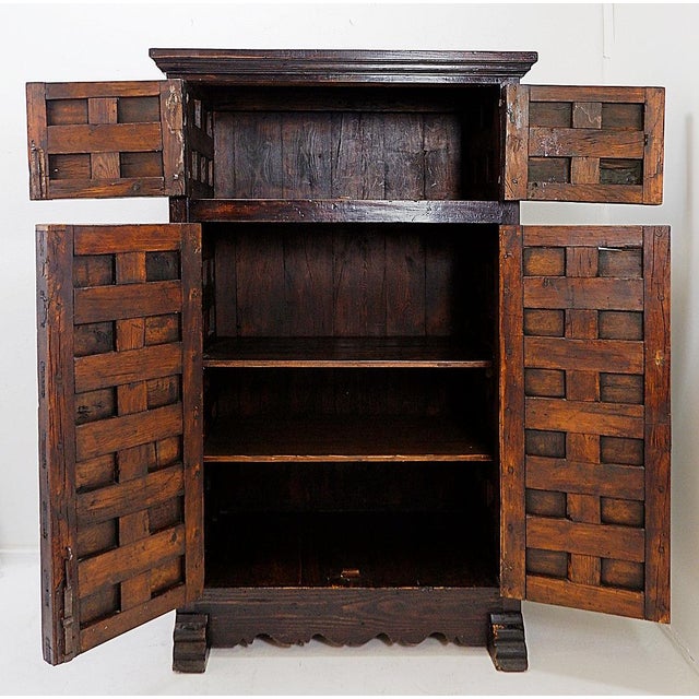 Brutalist Spanish - 1950s Measures : 101x55cm H:161,5 Spanish Brutalist-style dark wood storage unit, notable for its...