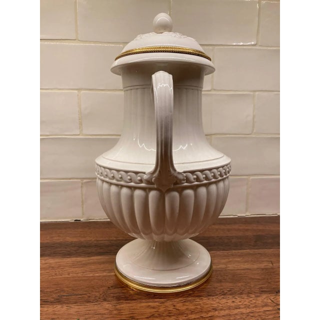 Wedgwood Early 20th Century Neoclassical Wedgwood Creamware Vase Urn For Sale - Image 4 of 11