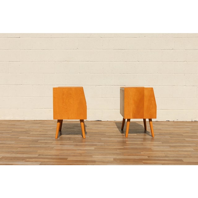Mid-Century Modern Pair of Maple Nightstands in the Style of Heywood-Wakefield, Circa 1960s For Sale - Image 10 of 18