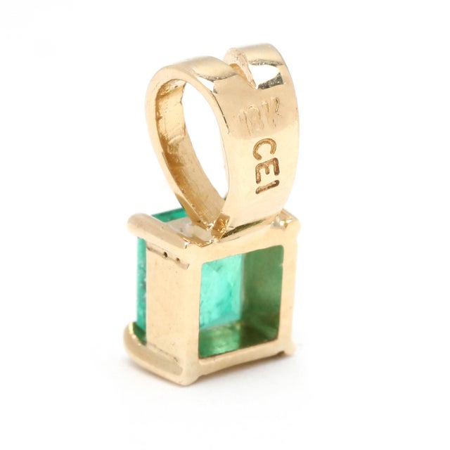 Modern 0.30ctw Emerald Solitaire Pendant, 18k Yellow Gold, Length 12.8 Mm For Sale - Image 3 of 4