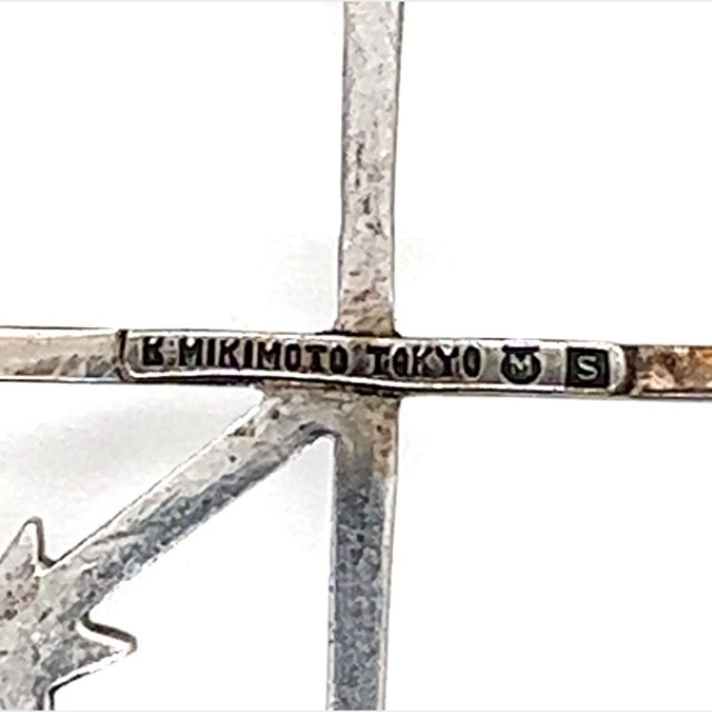 Metal 1990s Mikimoto Estate Akoya Pearl Cross Brooch Sterling Silver 4 mm For Sale - Image 7 of 11
