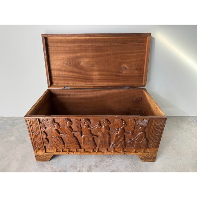 Vintage African Benin (Nigeria) Hand-Carved Wooden Chest Honoring the Oba of Benin For Sale In Miami - Image 6 of 12
