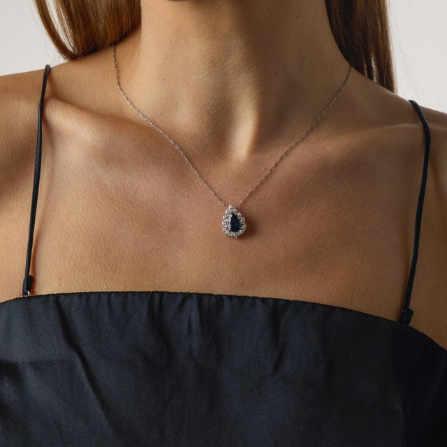 This elegant vintage sapphire and diamond pendant necklace is a beautiful 1970’s design, combining rich color, graceful...