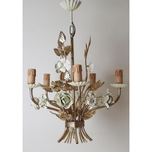 1960s Hollywood Regency Gilded and Cream Rose and Bellflower Chandelier, Italy, 1960s For Sale - Image 5 of 16