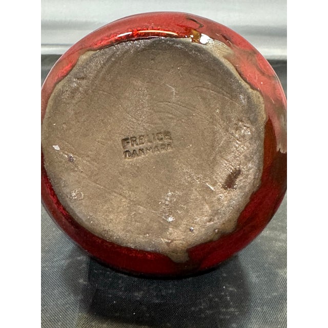 The VTG Frelica Danmark Red Studio Pottery Kærlighed (Love) Jar & Cork is a vintage piece of Danish mid-century modern...